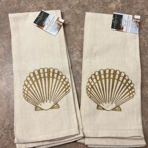 4 new hand towels